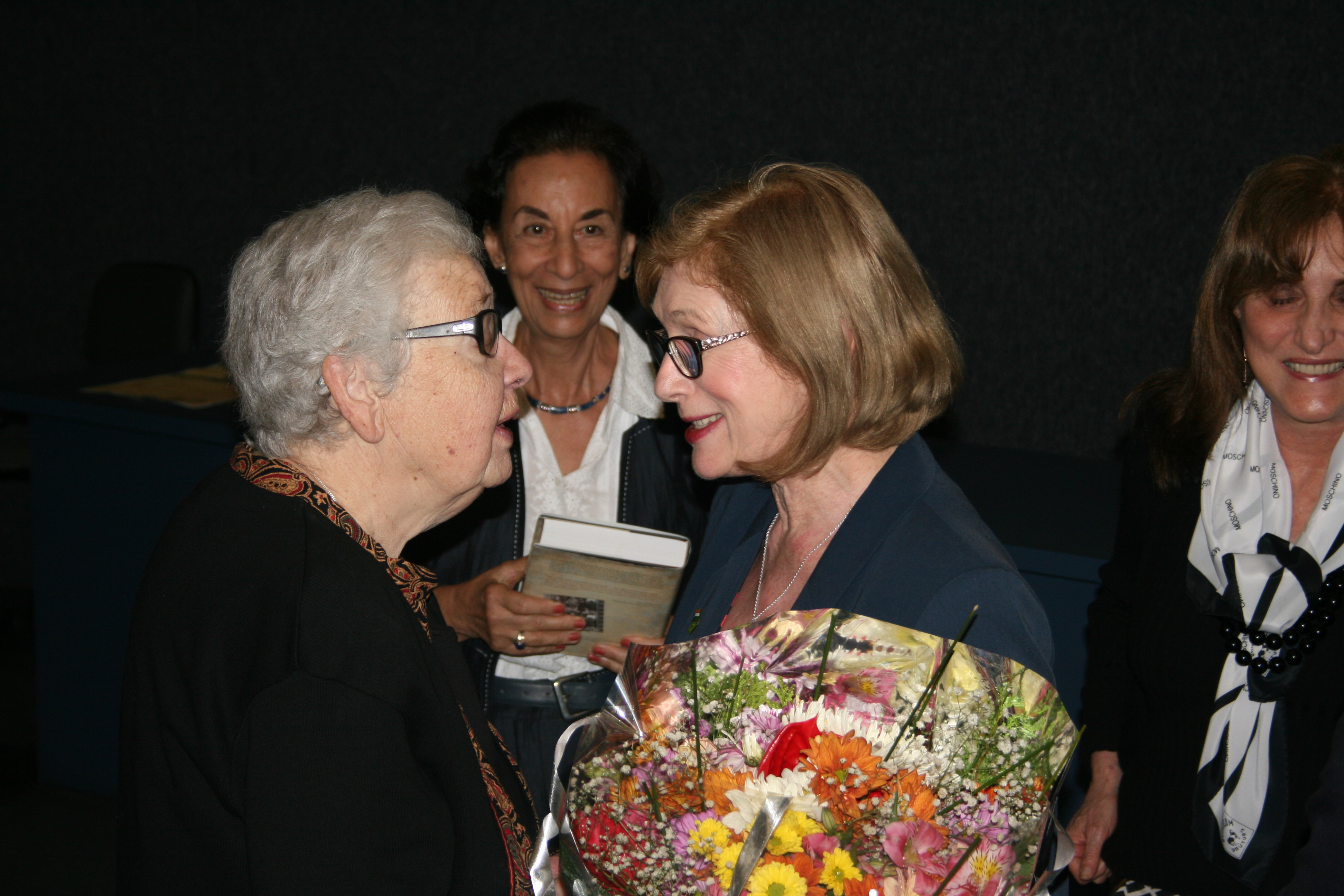  Ann Saddlemyer, Ministra, Profa. Rosalie Haddad e Profa. Munira Mutran.